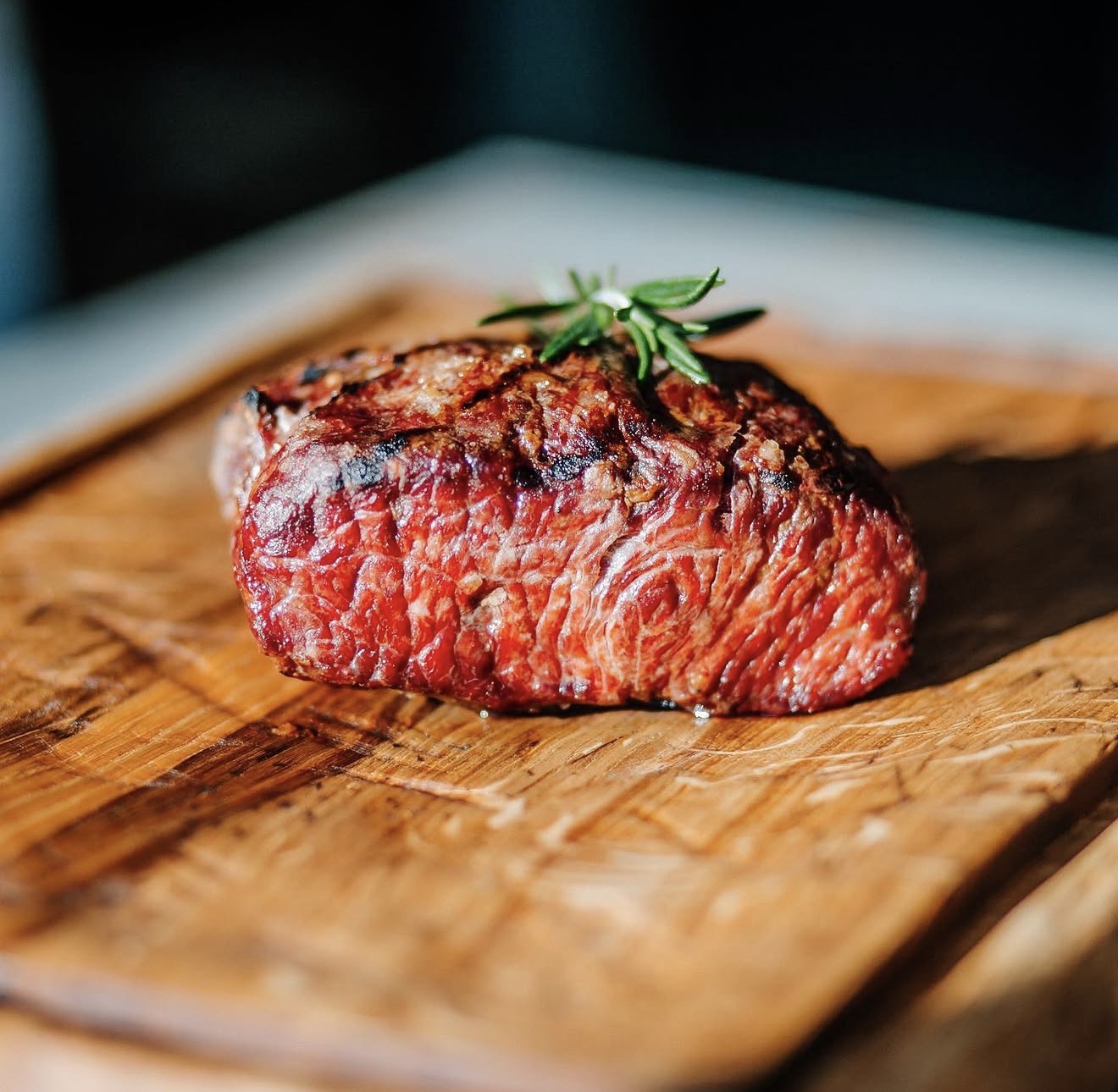 Steak s rozmarýnem na dřevěném prkně